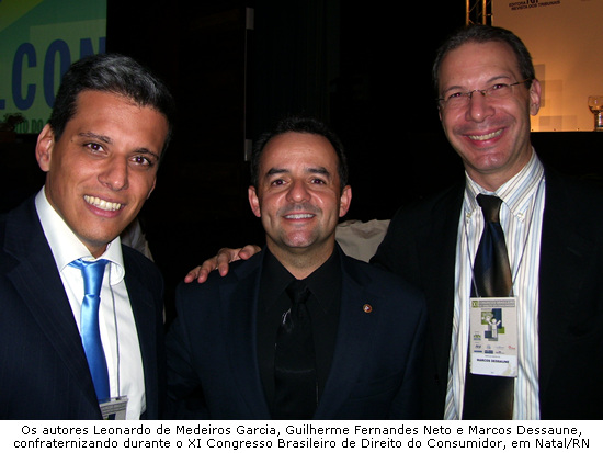 Foto: Os autores Leonardo de Medeiros Garcia, Guilherme Fernandes Neto e Marcos Dessaune, confraternizando durante o XI Congresso Brasileiro de Direito do Consumidor, em Natal/RN